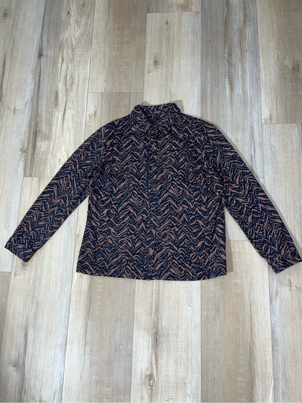 J. McLaughlin Women’s Catalina Cloth Front Button Animal Print Top Size XL